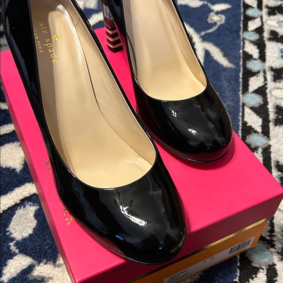 Kate Spade - Black Patent Leather Round Toe Pump, NIB, Size 9 - Picture 7 of 9